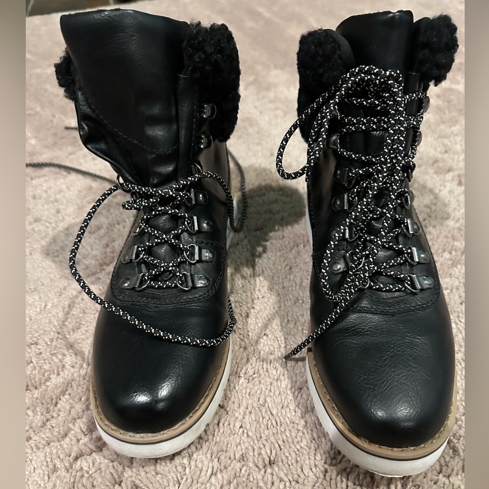 Women’s Esprit black boot size 9. Black. Worn once- perfect for fall!